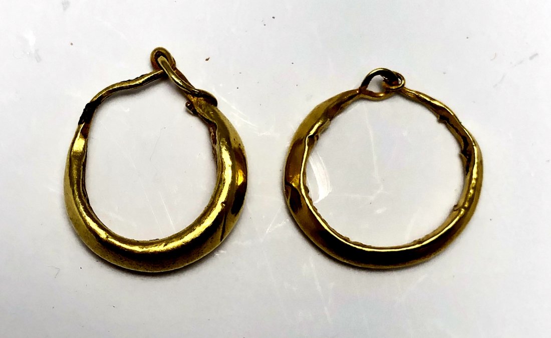 Ancient Roman gold Earrings Circa 1st Century AD: Ancient Roman gold Earrings Circa 1st Century AD. Size: 16mm, 0.96 gms. A pair of Roman hollow Gold earrings. minor dent otherwise intact. Provenance: Ex Guy Clark estate VA USA.
