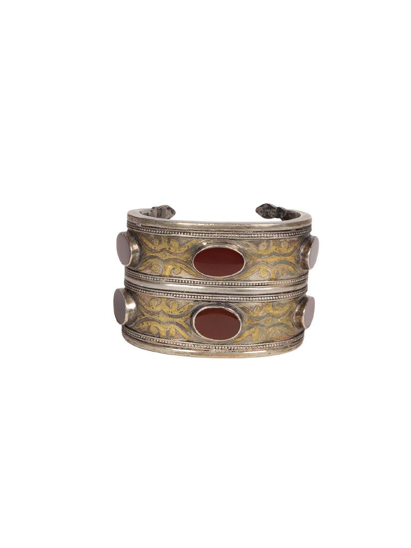 Middle Eastern Tribal Jewelry Silver Bracelet.: Middle Eastern Tribal Jewelry Silver Bracelet. Size 2 3/4 inches length. weight 126.57 grams. Great looking Silver Bangle with six agate stones inset, decorated with ornate design.