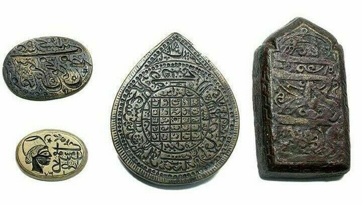 Lot of 4 Islamic Seals c.18th century AD.: Lot of 4 Islamic Seals c.18th century AD. Size 0 3/4 - 1 3/4 inches length. Fine Cast Bronze Seals with Arabic/Persian inscription. choice patina. Ex Solomon Treasures.