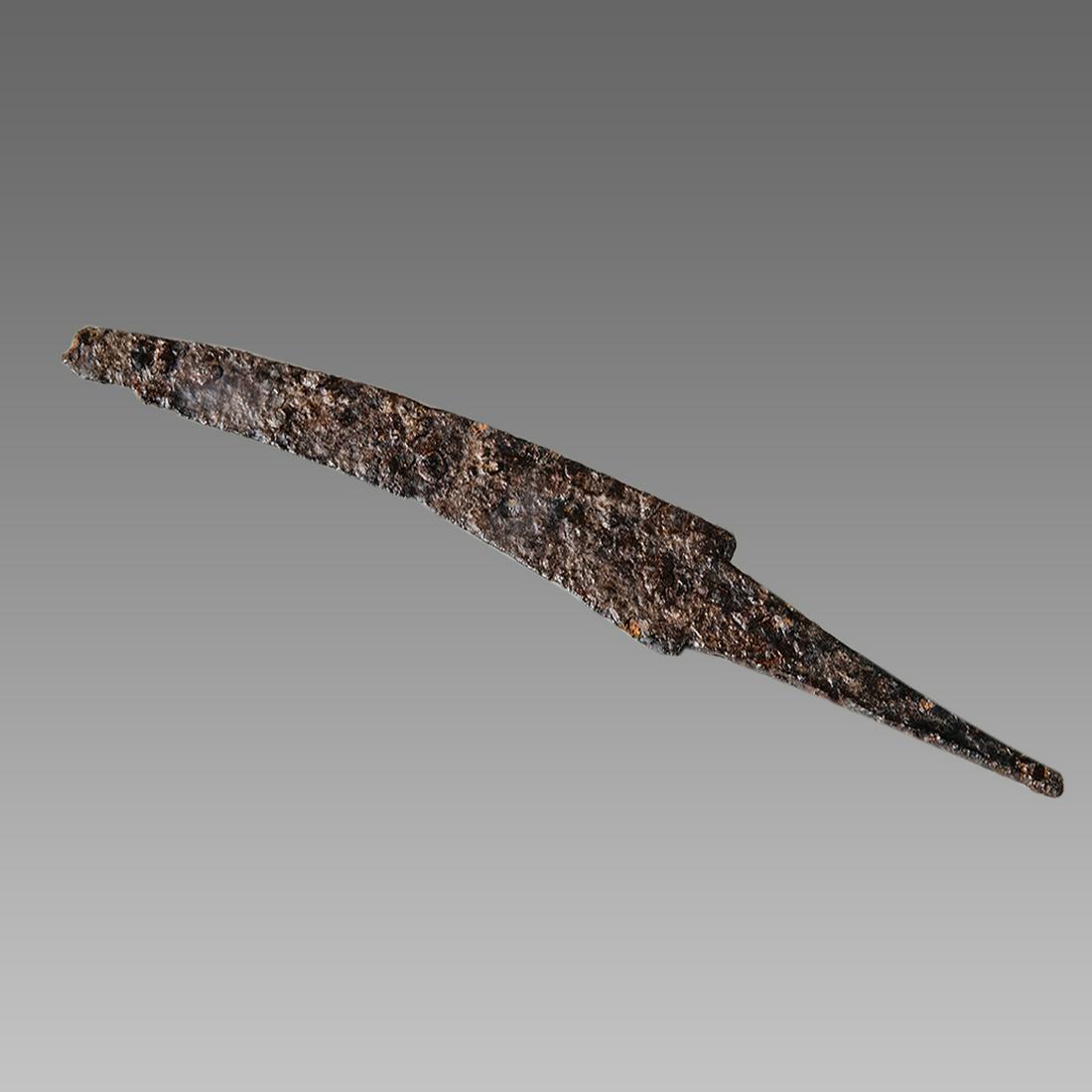 Ancient Roman Balkans Iron Knife c.2nd-4th century AD.: Ancient Roman Balkans Iron Knife c.2nd-4th century AD. Size 6 1/4 inches length. Heavy cast Iron Knife with brown patina. Type of Slov Arch 38.2.322. Provenance: Ex Eldert Bontekoe, Pegasi. Ann Arbor
