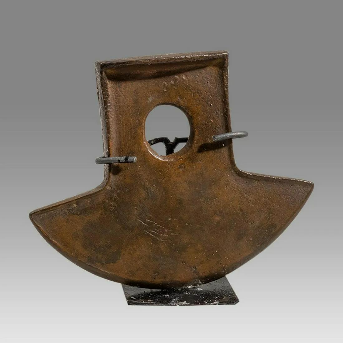 Ecuador, Copper axe head with rim Manteno. (1 of 2)