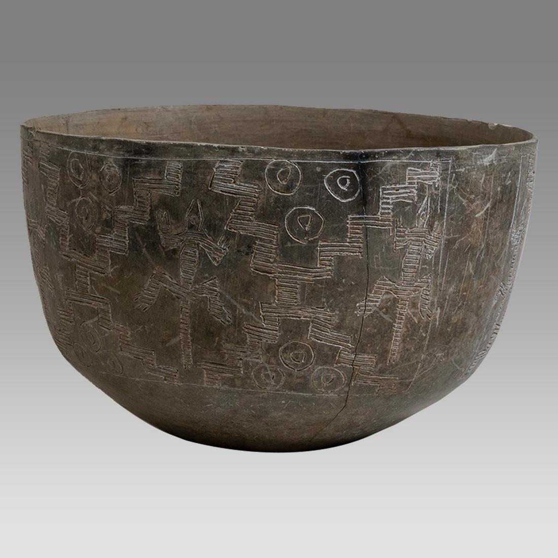 Pre columbian, Michoacan Mexico pottery bowl with incised lizard Ca. 400 to 100 BC.: Pre columbian, Pre columbian, Michoacan Mexico pottery bowl with incised lizard Ca. 400 to 100 BC. Size 7 1/8 inches diameter x 4 1/2 inches high. A sizeable bowl with incised decoration and lizards. 