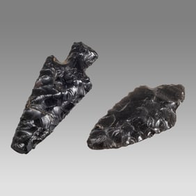 Lot of 2 Aztec Pre-Columbian arrowheads, black obsidian,