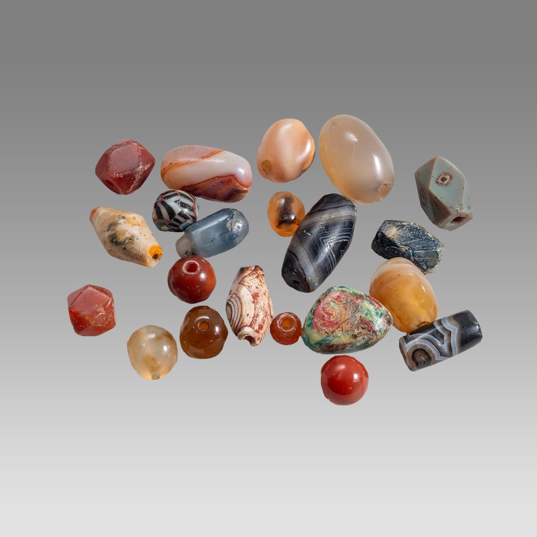 Lot of Ancient Roman Agate Beads c.1st-2nd century AD.: Lot of Ancient Roman Agate Beads c.1st-2nd century AD. Size 7-22 mm. Weight 46.86 grams. Fine lot of Roman Agate beads, some banded agate. Mixed types and sizes. Provenance: Ex Stephen Siedel Collecti