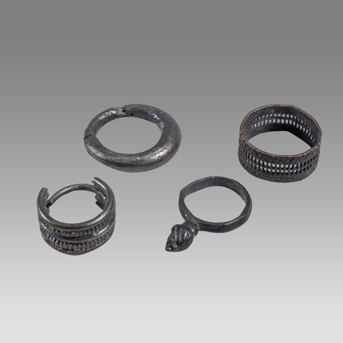 lot of 2 Ancient Roman silver earrings, 2 Bronze Rings c.2nd-4th century AD. (1 of 2)