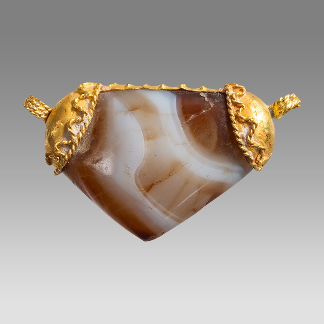 Ancient Roman Gold Pendant with Banded Agate c.1st-2nd century AD.: Ancient Roman Gold Pendant with Banded Agate c.1st-2nd century AD. Size 38 x 21 mm. Weight 9.27 grams. Fine high karat gold pendant with banded agate. PART OF A NECKLACE. Provenance: Private NJ Collec