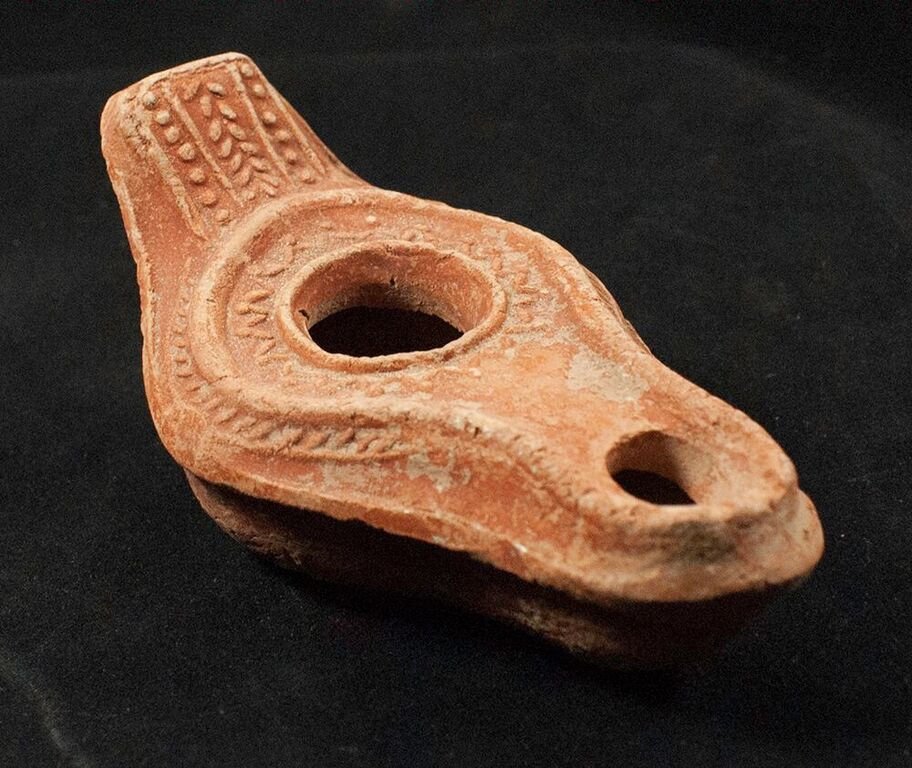 Ancient Holy land Roman Empire Terracotta Oil Lamp c.10: Ancient Holy land Roman Empire Terracotta Oil Lamp c.100-200 AD. Great Looking Molded red clay oil lamp with design. used for lighting. Size 4 1/4 inches long (10.8 cm), condition.small chip by the sp