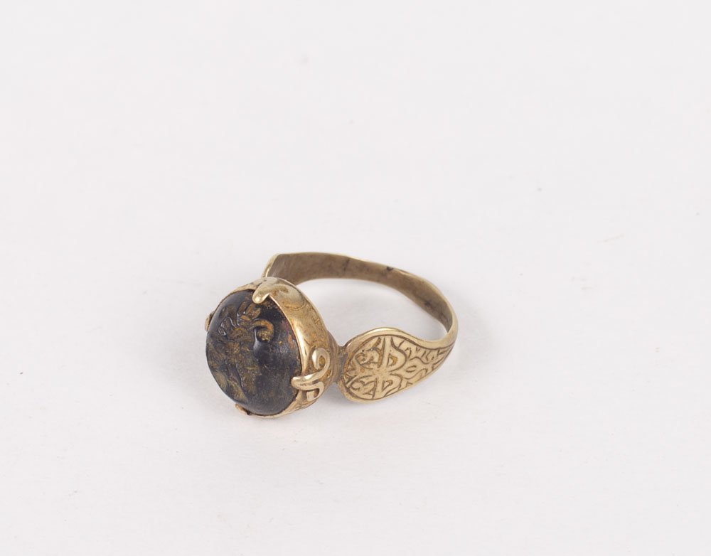 Ancient Sasanian gold ring with Intaglio c.6th cen AD: Ancient Sasanian gold ring with Intaglio c.6th century AD. Size 19 mm. weight 5.4. ring size 5.4. Ancient Stone intaglio with a Sasanian king facing right set in gold ring with design. perfect. wearab