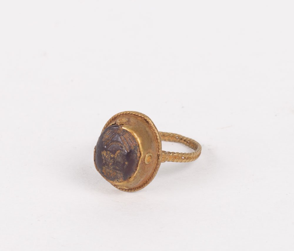 Ancient Sasanian gold ring with Intaglio c.6th cen AD: Ancient Sasanian gold ring with Intaglio c.6th century AD. Size 17 mm. weight 2.8. ring size 4. Ancient Stone intaglio with a Sasanian king facing left set in light gold ring with design. ring with li