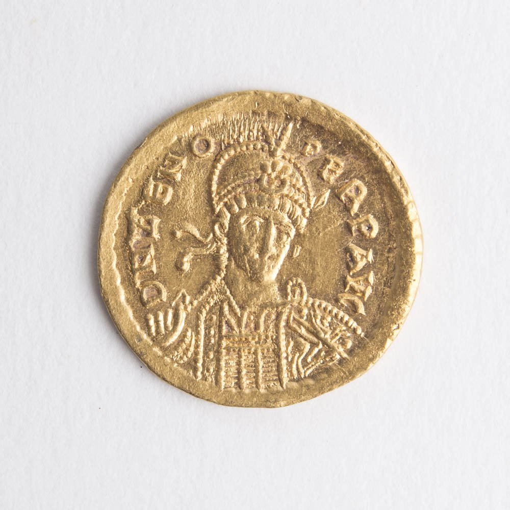 Zeno. Second reign, AD 476-491. AV Solidus (19mm, 4.43: Zeno. Second reign, AD 476-491. AV Solidus (19mm, 4.43 g). Constantinople mint, 104th officina. Struck AD 477-491. Pearl-diademed, helmeted, and cuirassed bust facing slightly right, holding spear ove