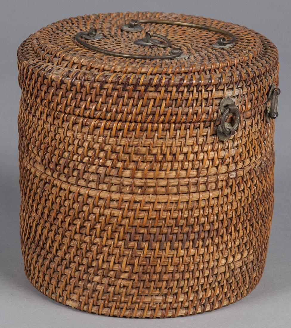 Chinese export porcelain teapot, 19th c., with ba (1 of 2)