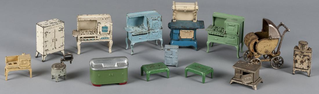 Thirteen pieces of Arcade cast iron dollhouse fur (1 of 1)