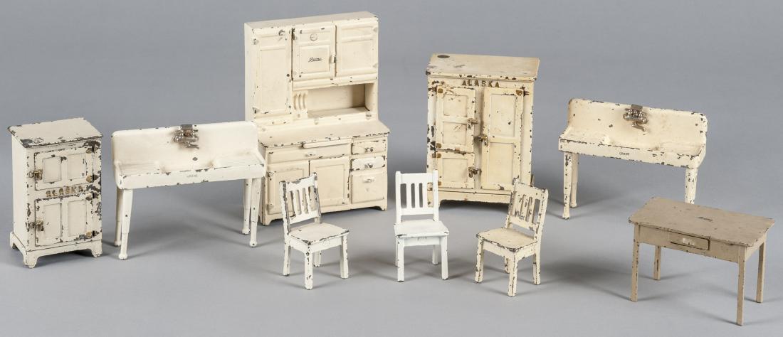 Nine pieces of Hubley and Arcade cast iron dollho (1 of 1)