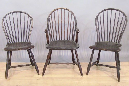 Three bowback windsor chairs, ca. 1800.: Three bowback windsor chairs, ca. 1800.
