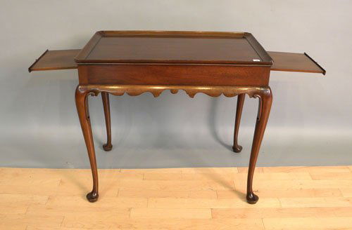 Kittinger Queen Anne style mahogany tea table, 26: Kittinger Queen Anne style mahogany tea table, 26 1/2'' h., 18'' l., 29 1/4'' d.