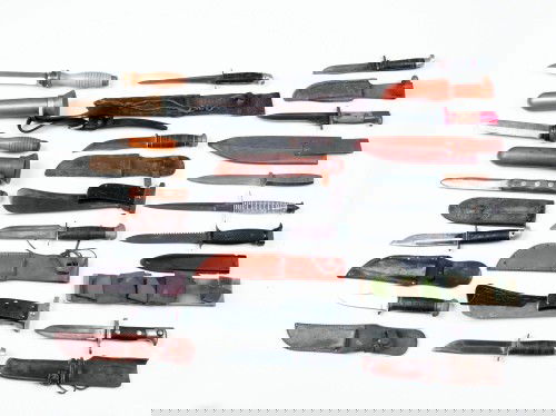 Nineteen US made hunting knives, machetes and bay: Nineteen US made hunting knives, machetes and bayonets to include Cattaragus, PAL, Case, Western & Desco diving knives.