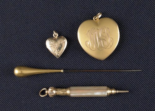14K yellow gold group, to include a hat pin, a pe: 14K yellow gold group, to include a hat pin, a pencil, and two heart lockets, 15.8 dwt. total.