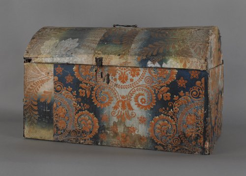 Wallpaper covered dome lid trunk, early 19th c.,: Wallpaper covered dome lid trunk, early 19th c., 16'' h., 26 1/4'' w.