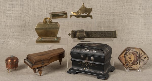 Miscellaneous tablewares, to include a papier-mï¿½c: Miscellaneous tablewares, to include a tea caddy, a brass quill and inkwell, a brass sarcophagus of Napoleon, and a Hopi pendant, etc.