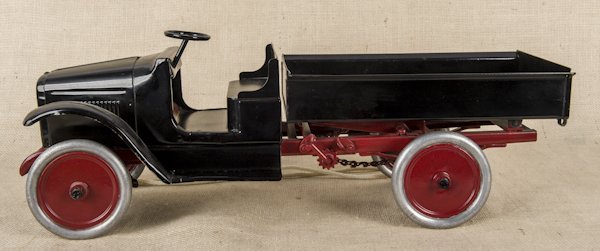 Buddy L pressed steel chain driven dump truck, 24: Buddy L pressed steel chain driven dump truck, 24'' l.