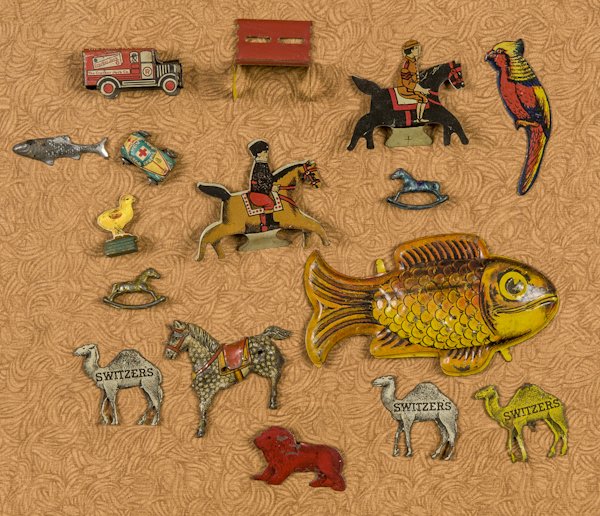 Seventeen small tin litho animals and vehicles, s: Seventeen small tin litho animals and vehicles, several Cracker Jack.
