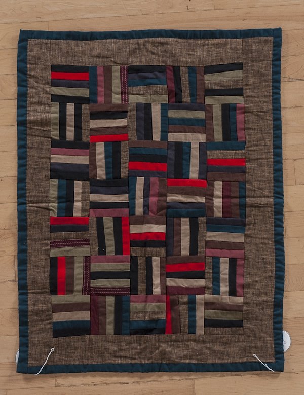 Amish log cabin crib quilt, 33'' x 25 1/2''.: Amish log cabin crib quilt, 33'' x 25 1/2''.