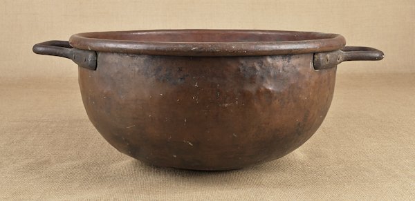 Large copper kettle, 19th c., 10'' h., 20'' dia.: Large copper kettle, 19th c., 10'' h., 20'' dia.