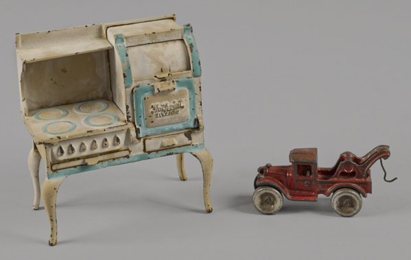 Arcade cast iron tow truck, 4 1/2'' l., together w: Arcade cast iron tow truck, 4 1/2'' l., together with an Arcade cast iron Hotpoint stove, 6 1/4'' h.