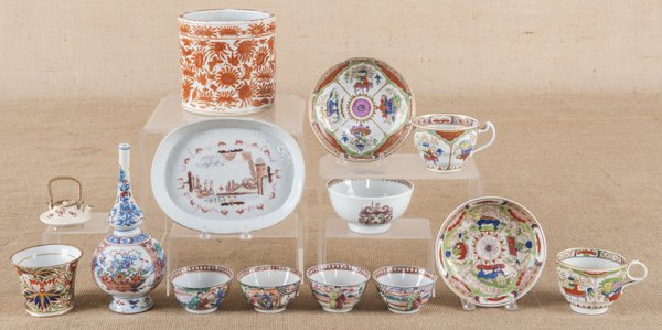 Fourteen pieces of export porcelain tablewares, t: Fourteen pieces of export porcelain tablewares, to include Imari palette cups and saucers, a Kangxi vase, etc.