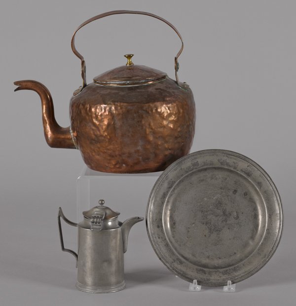 American dovetailed copper kettle, 19th c., the s: American dovetailed copper kettle, 19th c., the swing handle with an impressed eagle, together with a pewter plate and syrup.