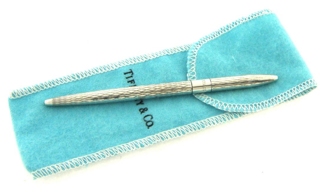 VINTAGE TIFFANY & Co. STERLING SILVER CRISSCROSS PEN: Pen measures 4.46" L x 0.23" W Sterling silver pen with crisscross design Pre-owned, in good working condition, plz refer to pics Blue ink Tiffany pouch included Stamped TIFFANY & CO. STERLING SILVER