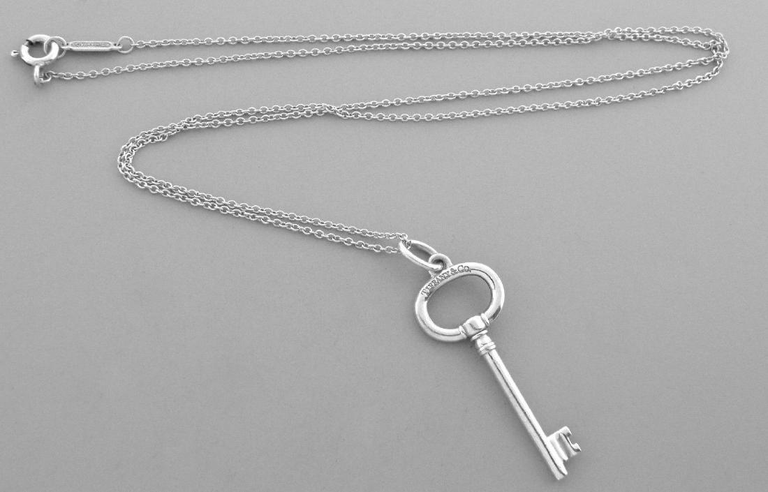 TIFFANY & Co. STERLING SILVER OVAL KEY NECKLACE 19" (1 of 2)