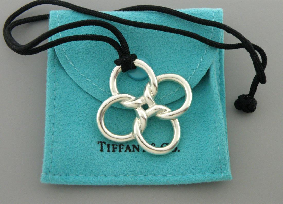 TIFFANY & Co. STERLING SILVER FLOWER CLOVER NECKLACE (1 of 2)