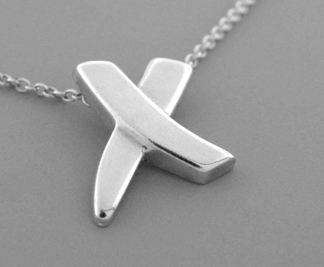 TIFFANY & Co. STERLING SILVER X NECKLACE PALOMA PICASSO: Necklace measures 16" Long Pendant measures 0.57" H x 0.48" W Sterling silver chain with X pendant Pre-owned, in Excellent condition, plz refer to pics Stamped Paloma Picasso TIFFANY & CO. 925 on pend