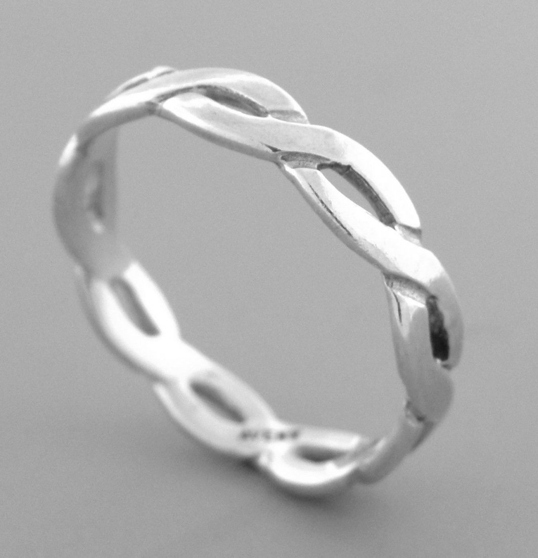 JAMES AVERY STERLING SILVER TWIST ROPE RING SIZE 7.5: JAMES AVERY STERLING SILVER RINGSize 7.5Measures 3.8mm wide James Avery Sterling silver twist rope ring Vintage, Pre-owned, in good condition, please refer to picsStamped AVERY 925Weight: 1.8g