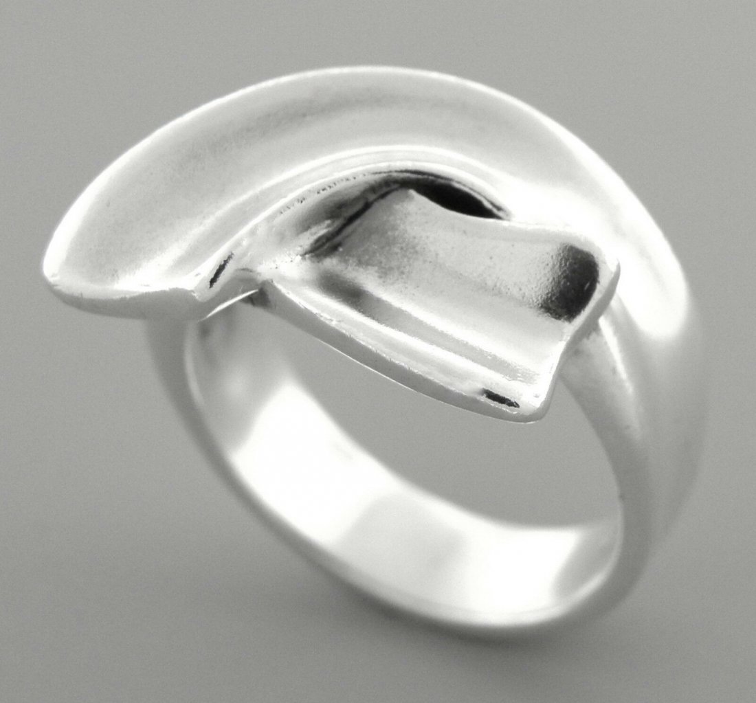 JAMES AVERY STERLING SILVER RIBBON RING SIZE 7: JAMES AVERY STERLING SILVER RINGSize 7Measures 0.51" wide in frontJames Avery Sterling silver ribbon ring Vintage, Pre-owned, in good condition, minor wear due to age, please refer to picsStamped JA S