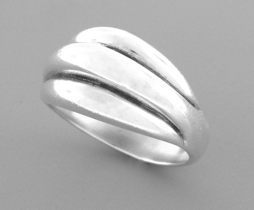 VINTAGE JAMES AVERY STERLING SILVER RING SIZE 9: JAMES AVERY STERLING SILVER RINGSize 9Measures 0.45" wide in frontJames Avery Sterling silver ring Vintage, Pre-owned, in good condition, minor wear, please refer to picsStamped JA STER Weight: 8.2g