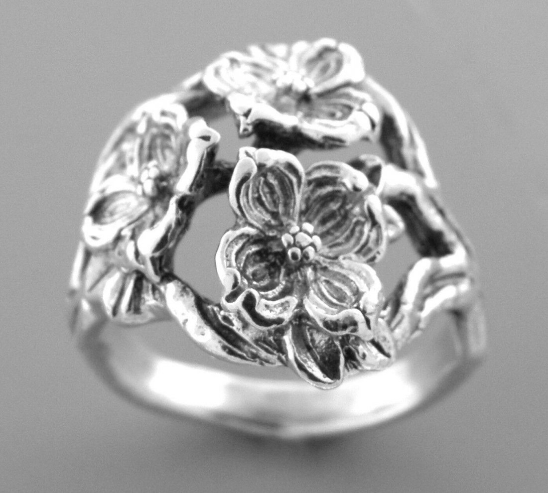 VINTAGE JAMES AVERY STERLING SILVER DOGWOOD RING SIZE 7: JAMES AVERY STERLING SILVER RINGSize 7Measures 0.76" wide on topJames Avery Sterling silver dogwood ring Vintage, Pre-owned, in good condition, minor wear, please refer to picsStamped JA STER Weight: