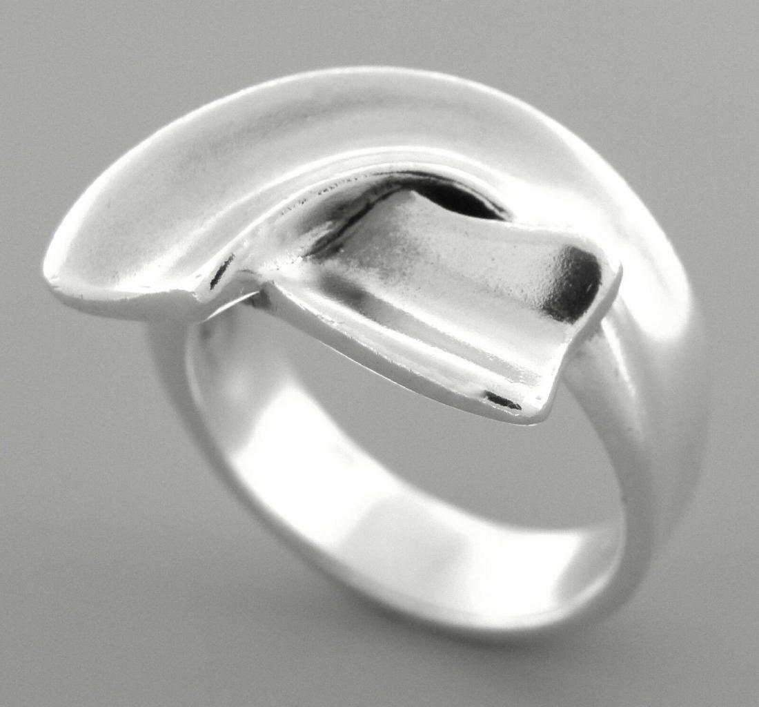 JAMES AVERY STERLING SILVER RIBBON RING SIZE 7: JAMES AVERY STERLING SILVER RINGSize 7Measures 0.51" wide in frontJames Avery Sterling silver ribbon ring Vintage, Pre-owned, in good condition, minor wear due to age, please refer to picsStamped JA S
