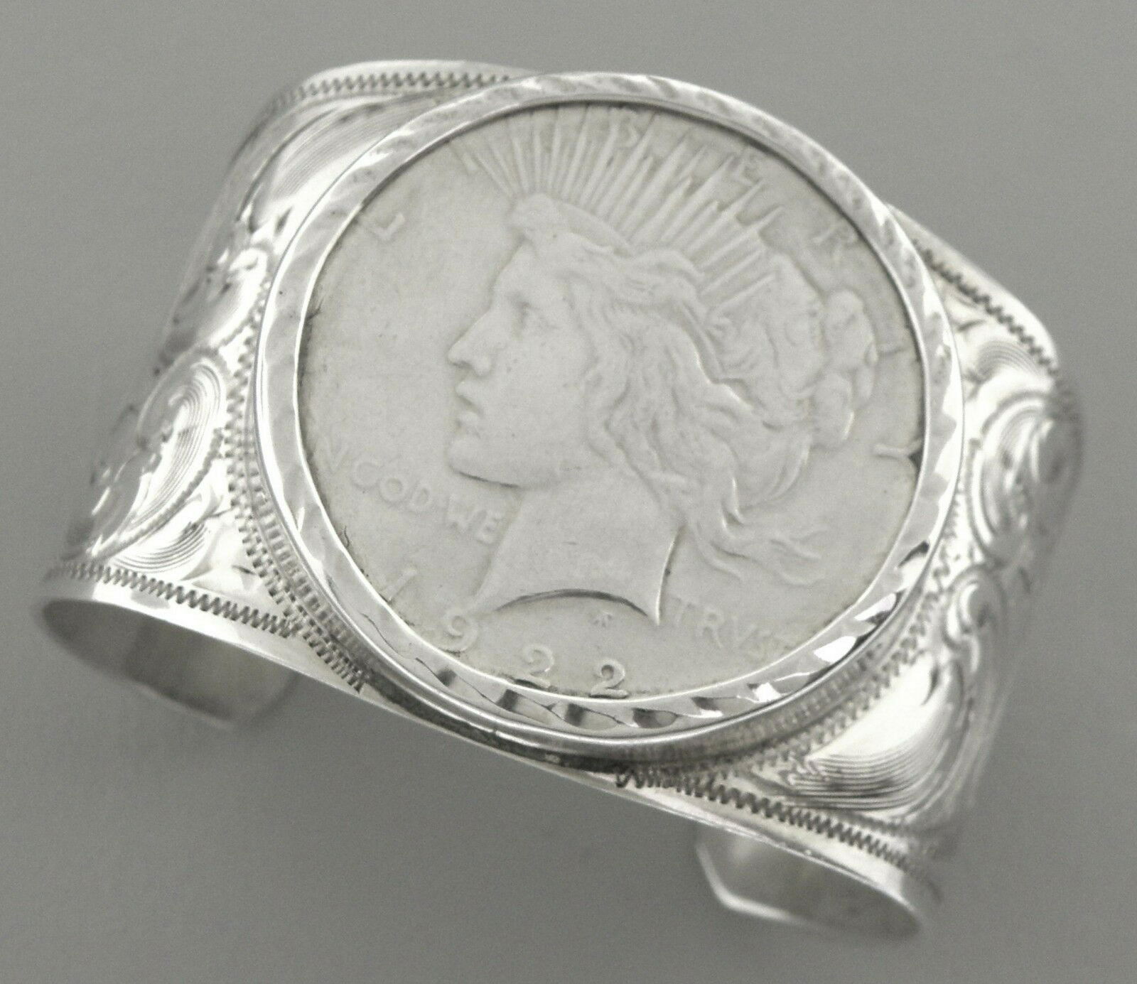 VINTAGE 1922 DOLLAR COIN SILVER CUFF BANGLE BRACELET (1 of 2)
