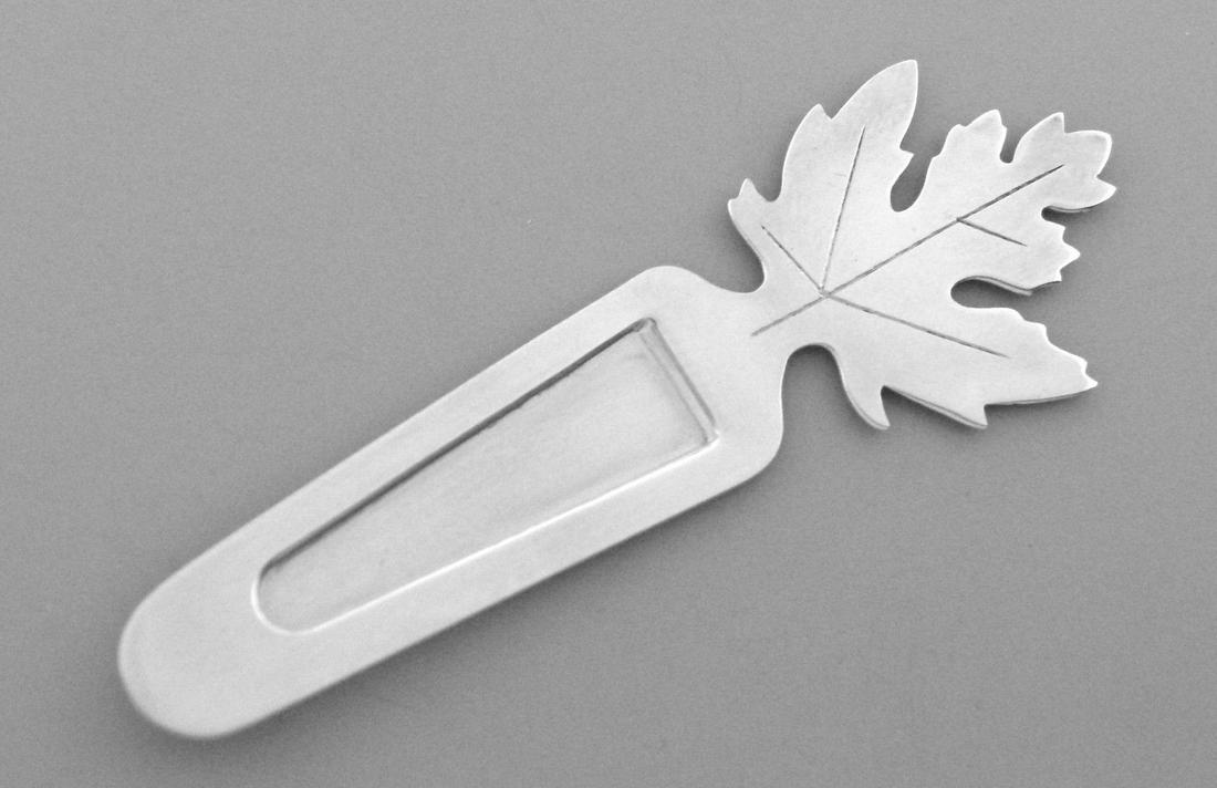 VINTAGE TIFFANY & Co. STERLING SILVER LEAF BOOKMARK: Bookmark measures 3.07" L x 1.04" W Sterling silver leaf design Vintage Pre-owned in good condition, plz refer to pics Stamped TIFFANY & Co. MAKERS STERLING Total weight 6.8 grams