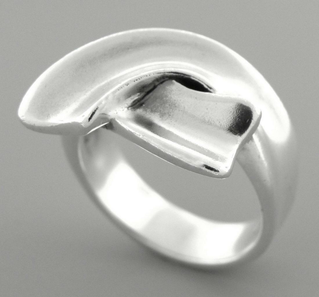 JAMES AVERY STERLING SILVER RIBBON RING SIZE 7: JAMES AVERY STERLING SILVER RINGSize 7Measures 0.51" wide in frontJames Avery Sterling silver ribbon ring Vintage, Pre-owned, in good condition, minor wear due to age, please refer to picsStamped JA S