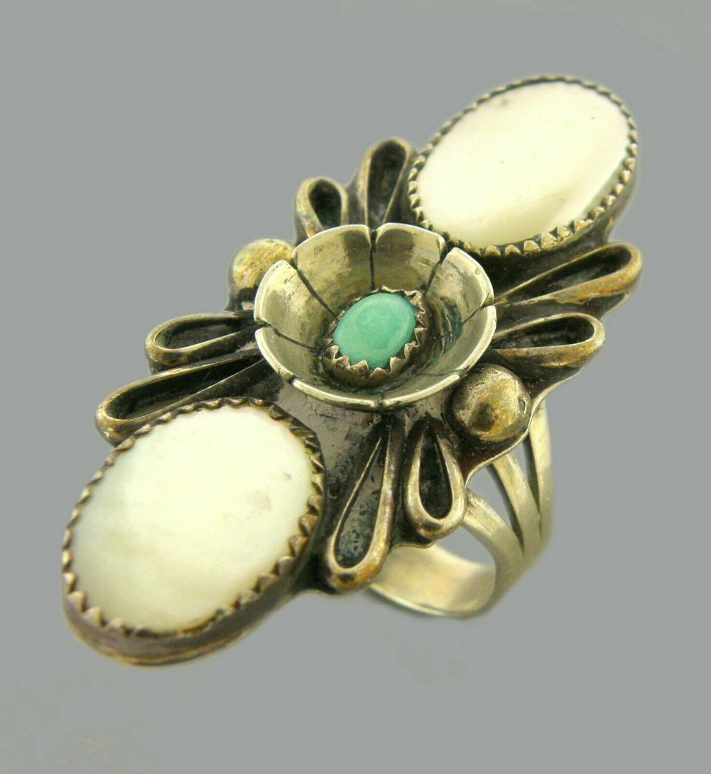VINTAGE BEAUTIFUL LARGE NAVAJO STERLING SILVER MOP RING (1 of 2)