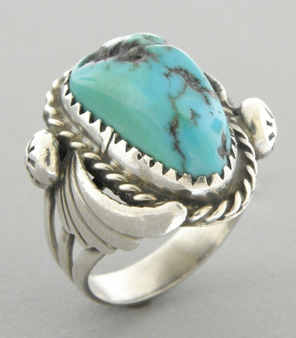 VINTAGE BEAUTIFUL NAVAJO STERLING SILVER TURQUOISE RING (1 of 2)