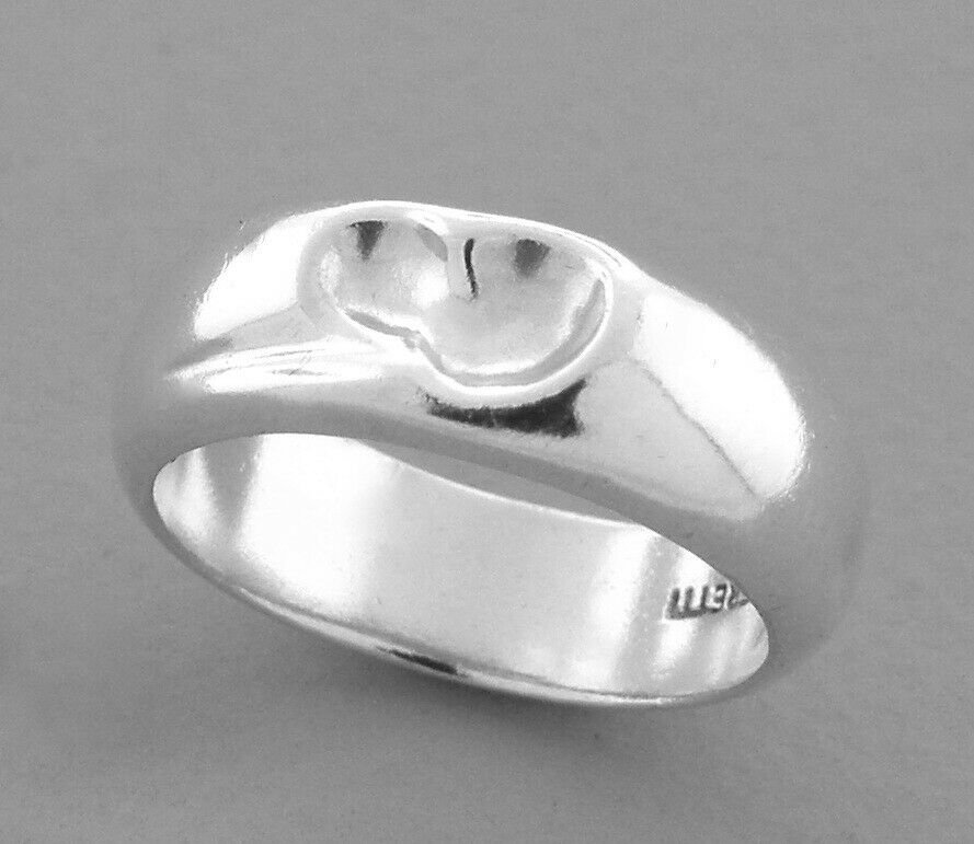 TIFFANY & CO. STERLING SILVER PERETTI FULL HEART RING: TIFFANY & CO. HEART RING Tiffany & Co. peretti heart ring Size 5 Measures 6.4mm wide Pre-owned, in good condition, minor wear, please refer to pics Stamped TIFFANY & CO STERLING PERETTI Weight: 4.9g