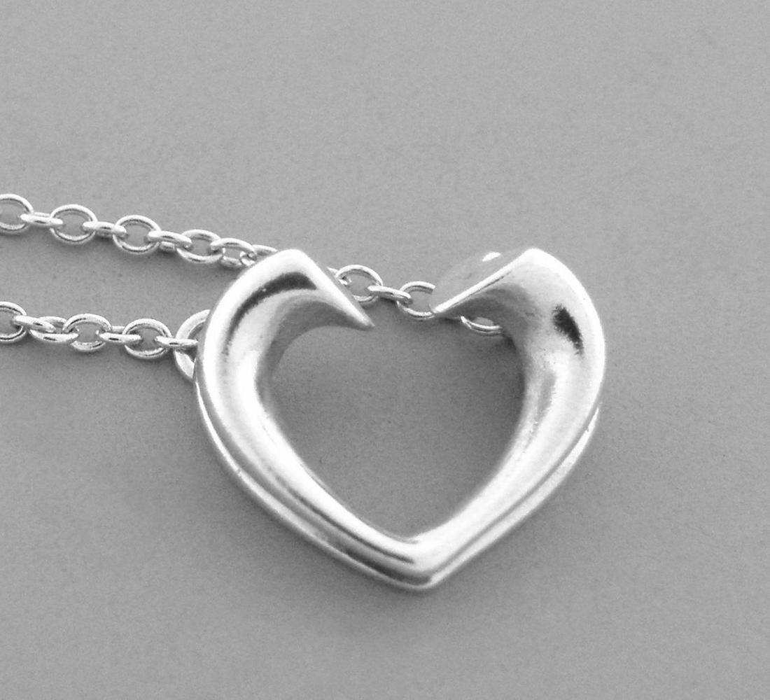 TIFFANY & Co. STERLING SILVER TENDERNESS HEART NECKLACE (1 of 2)