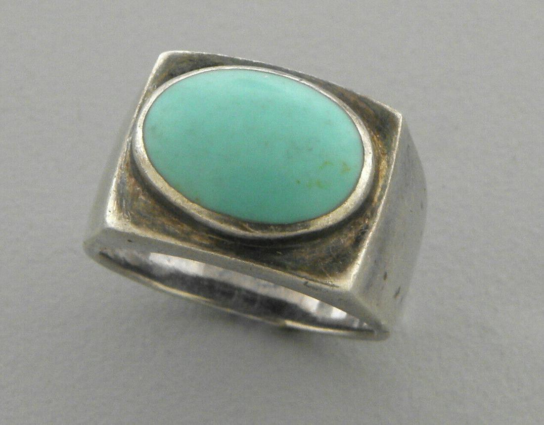 VINTAGE BEAUTIFUL STERLING SILVER OVAL TURQUOISE RING (1 of 2)