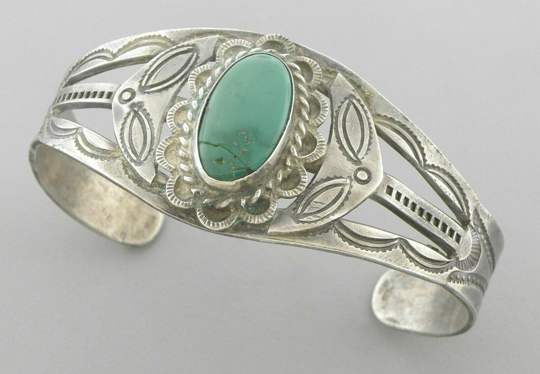 VINTAGE BEAUTIFUL NAVAJO STERLING SILVER TURQUOISE CUFF (1 of 2)