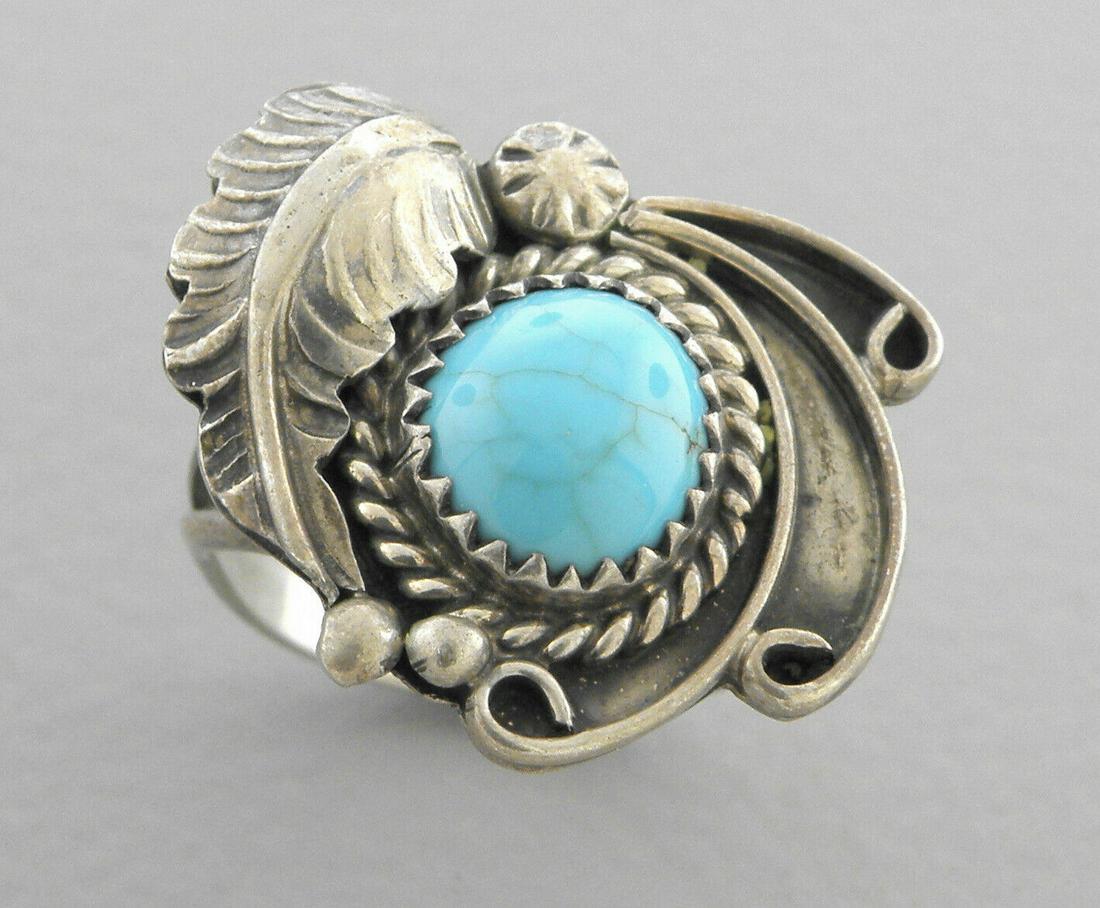 VINTAGE BEAUTIFUL NAVAJO STERLING SILVER TURQUOISE RING (1 of 2)