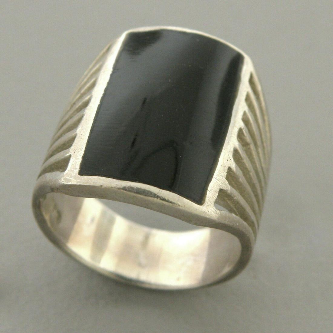 VINTAGE BEAUTIFUL STERLING SILVER LARGE ONYX RING (1 of 2)